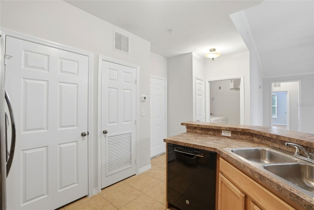 Image 23 of property listing at 9916 COURTNEY PALMS BOULEVARD 302, Tampa, FL 33619
