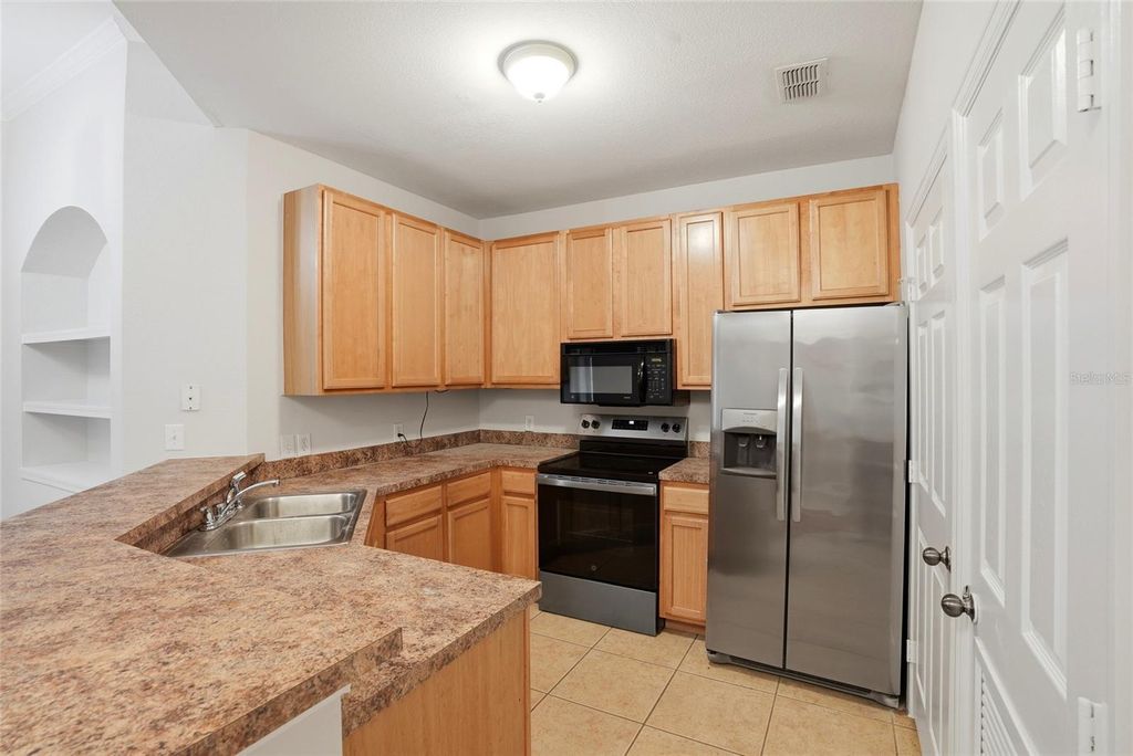 Image 4 of property listing at 9916 COURTNEY PALMS BOULEVARD 302, Tampa, FL 33619