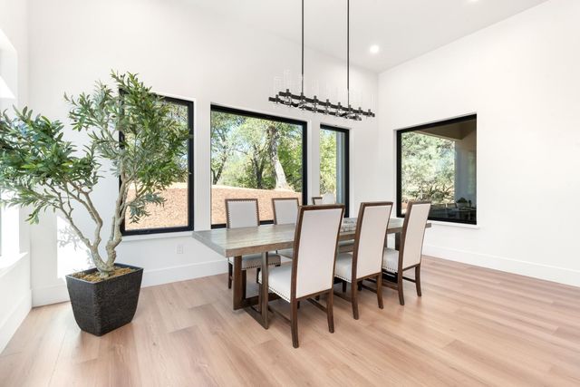 23222 Darkhorse Dr, Auburn, CA 95602