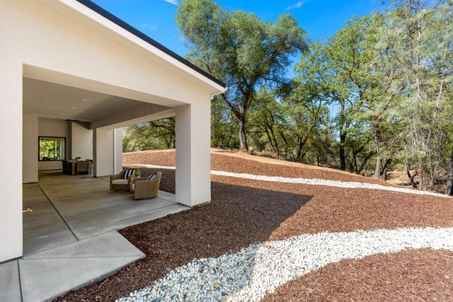 23222 Darkhorse Dr, Auburn, CA 95602