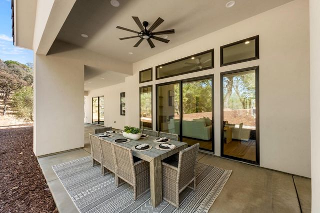 23222 Darkhorse Dr, Auburn, CA 95602