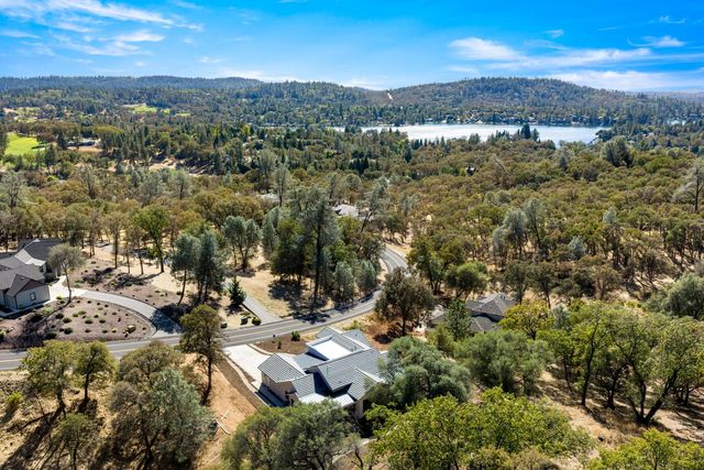 23222 Darkhorse Dr, Auburn, CA 95602