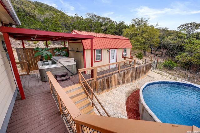 318 S Polly Peak, Bandera, TX 78003