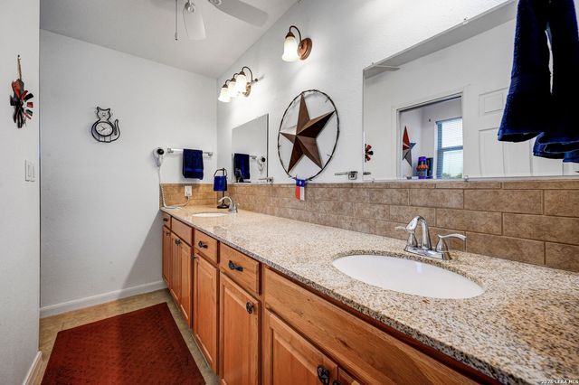 318 S Polly Peak, Bandera, TX 78003