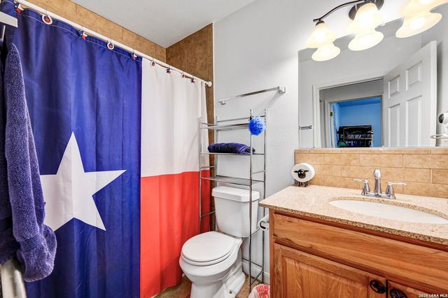 318 S Polly Peak, Bandera, TX 78003