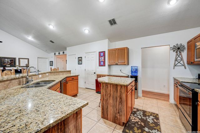 318 S Polly Peak, Bandera, TX 78003
