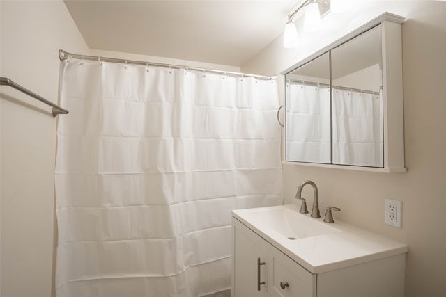 2215 E 41st Street, Des Moines, IA 50317