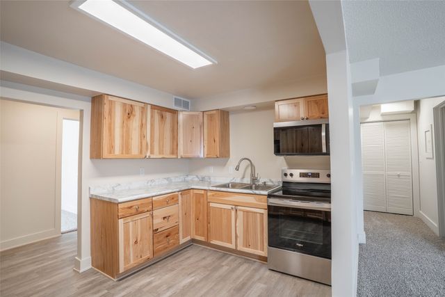 2215 E 41st Street, Des Moines, IA 50317