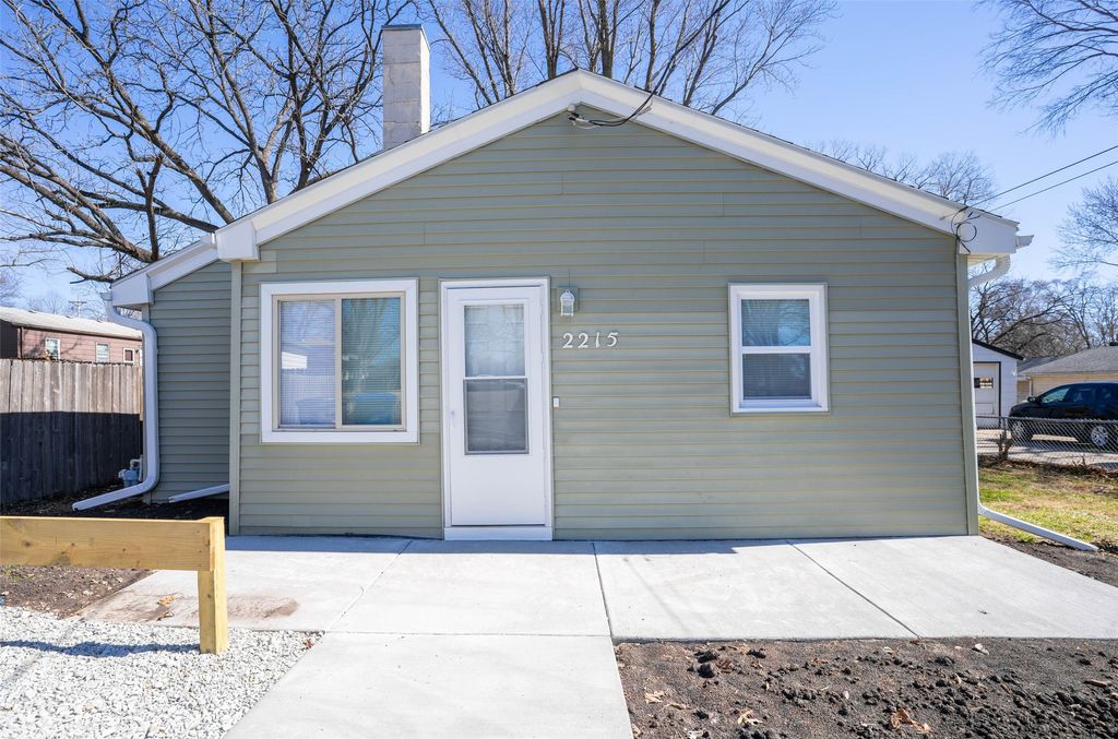 2215 E 41st Street, Des Moines, IA 50317