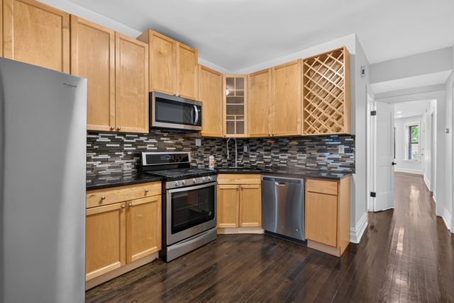 3023 W Wellington Avenue 1, Chicago, IL 60618