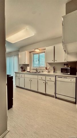 15078 Houghton St, Livonia, MI 48154