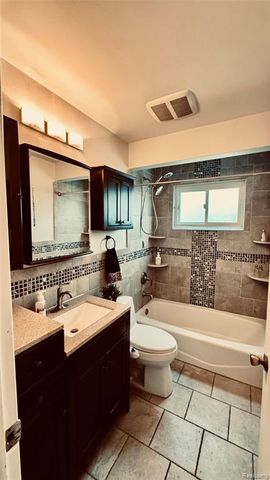 15078 Houghton St, Livonia, MI 48154