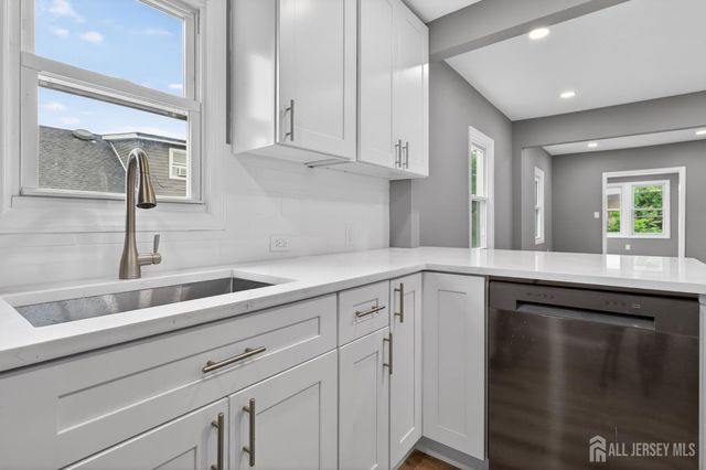 16 Gordon Street, Aberdeen, NJ 07721