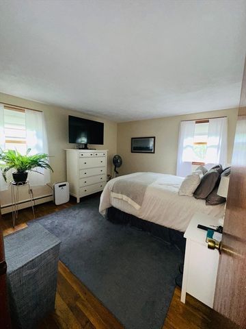 51 Stoughton St, Quincy, MA 02169