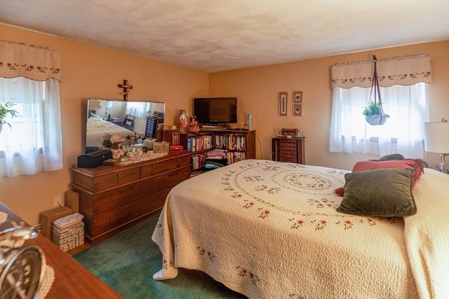 51 Stoughton St, Quincy, MA 02169