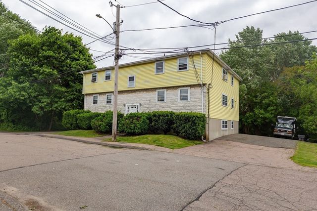 51 Stoughton St, Quincy, MA 02169