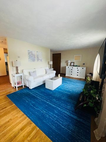 51 Stoughton St, Quincy, MA 02169