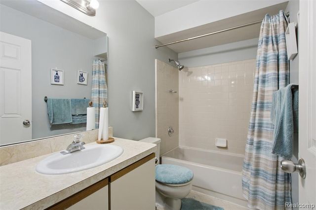 735 Claire Pointe Circle, Saint Clair Shores, MI 48081
