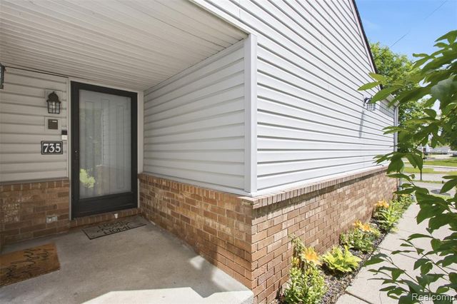 735 Claire Pointe Circle, Saint Clair Shores, MI 48081