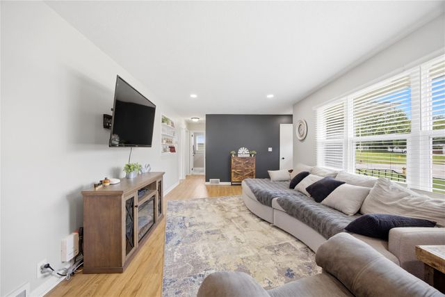 1127 Maple Avenue, Norwalk, IA 50211