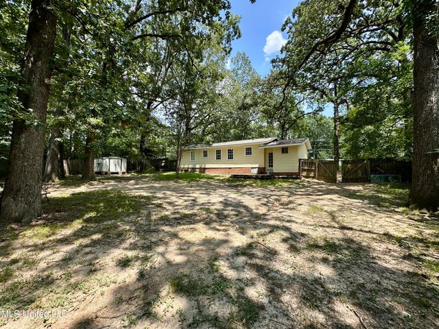 213 W Lakeview Drive, Clinton, MS 39056