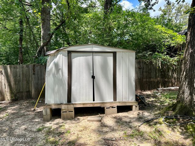 213 W Lakeview Drive, Clinton, MS 39056