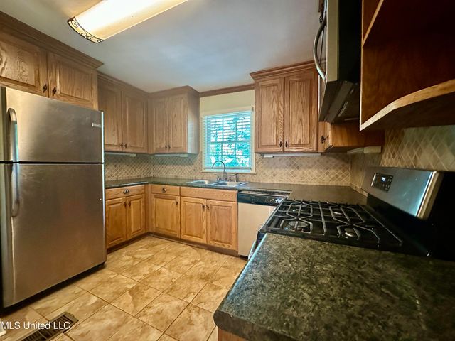 213 W Lakeview Drive, Clinton, MS 39056