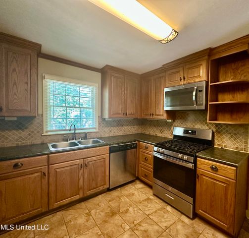 213 W Lakeview Drive, Clinton, MS 39056