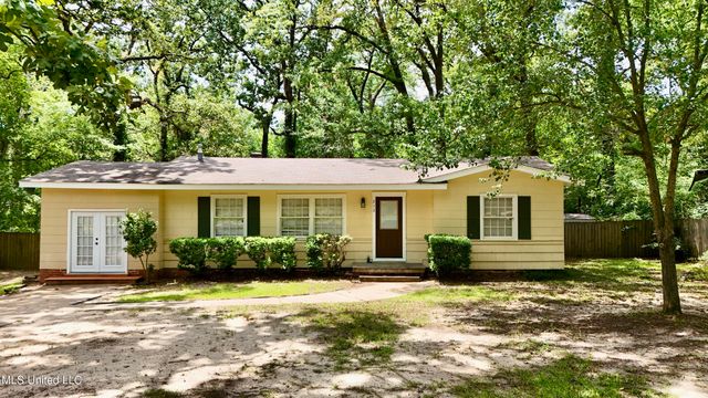 213 W Lakeview Drive, Clinton, MS 39056