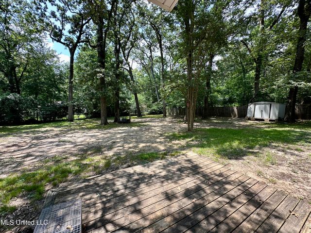213 W Lakeview Drive, Clinton, MS 39056