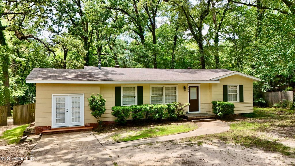 213 W Lakeview Drive, Clinton, MS 39056