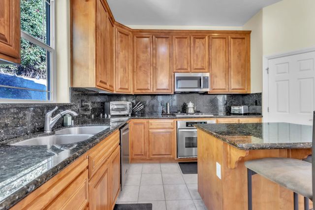 137 Tomlinson Dr, Folsom, CA 95630