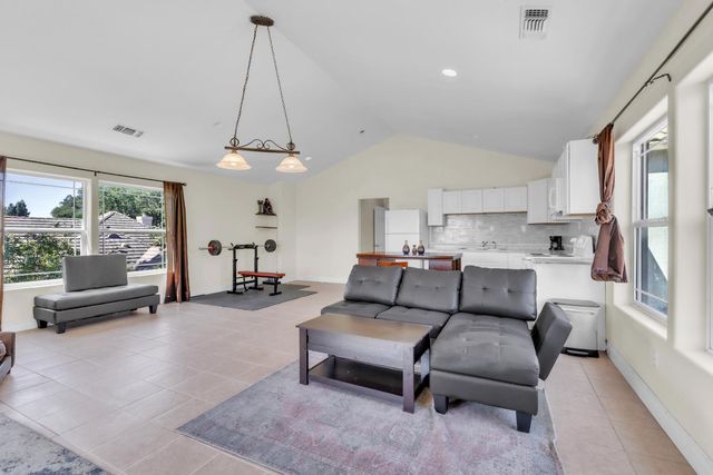 137 Tomlinson Dr, Folsom, CA 95630