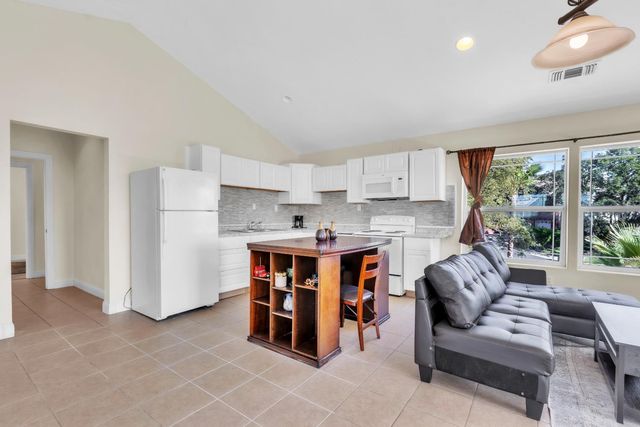 137 Tomlinson Dr, Folsom, CA 95630