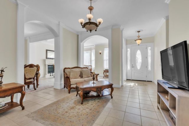 137 Tomlinson Dr, Folsom, CA 95630