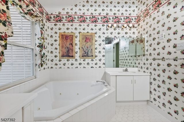 909 S Branch Dr, Readington Twp., NJ 08889