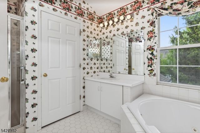 909 S Branch Dr, Readington Twp., NJ 08889