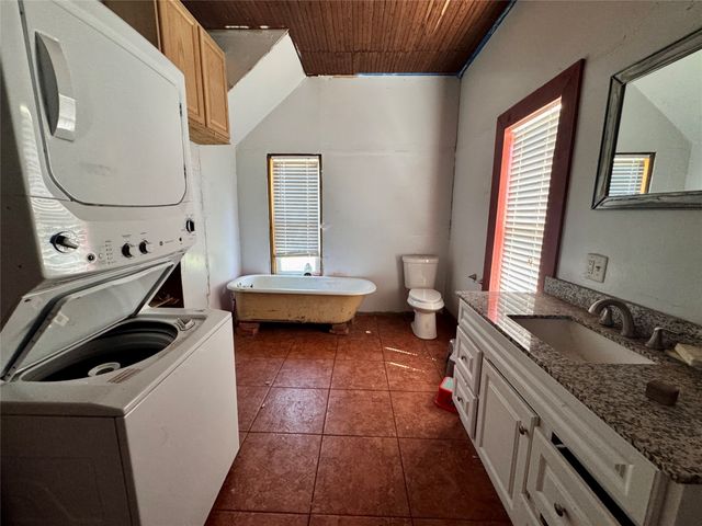 700 Avenue H, Blanket, TX 76432