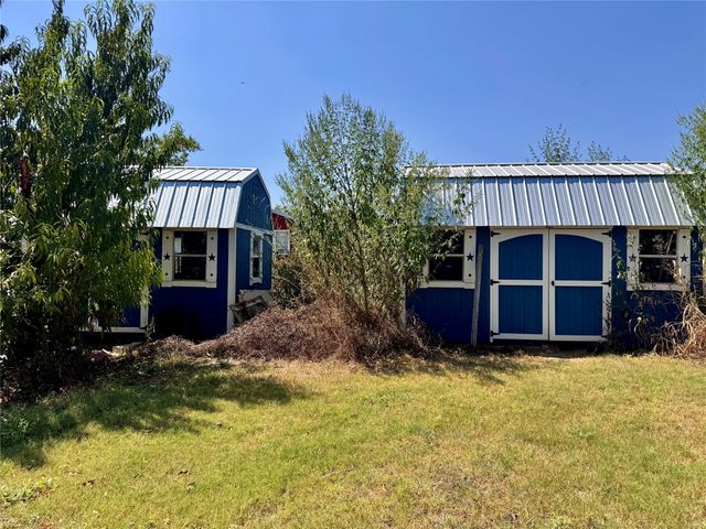 700 Avenue H, Blanket, TX 76432