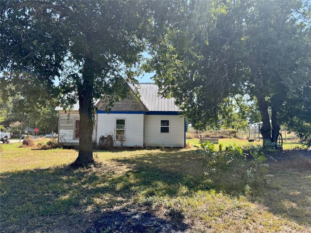 700 Avenue H, Blanket, TX 76432