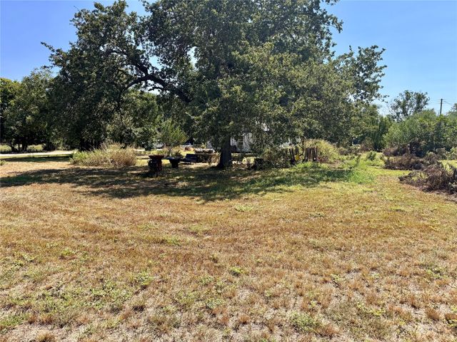 700 Avenue H, Blanket, TX 76432