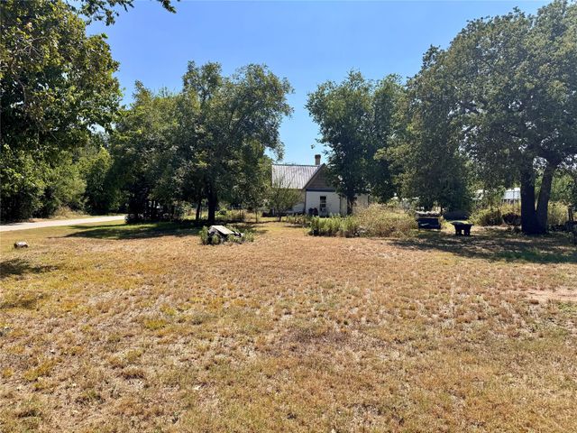 700 Avenue H, Blanket, TX 76432