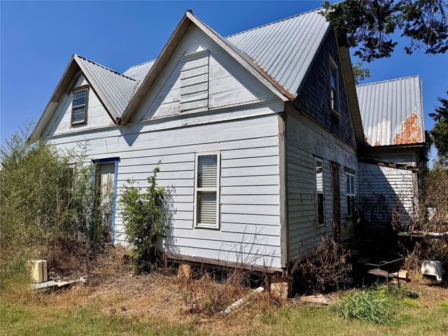 700 Avenue H, Blanket, TX 76432