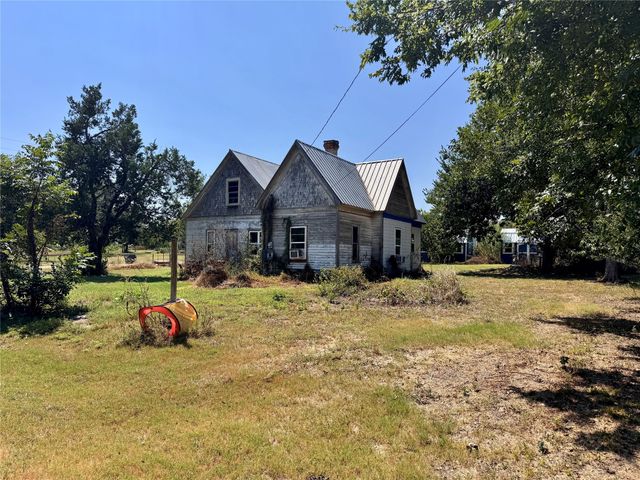 700 Avenue H, Blanket, TX 76432