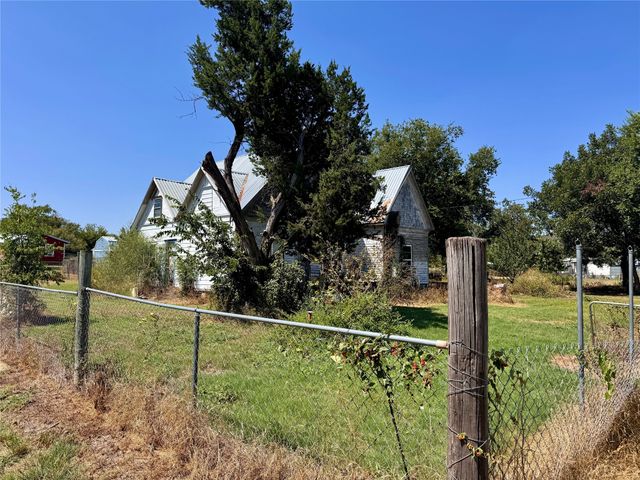 700 Avenue H, Blanket, TX 76432