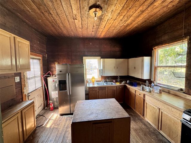 700 Avenue H, Blanket, TX 76432