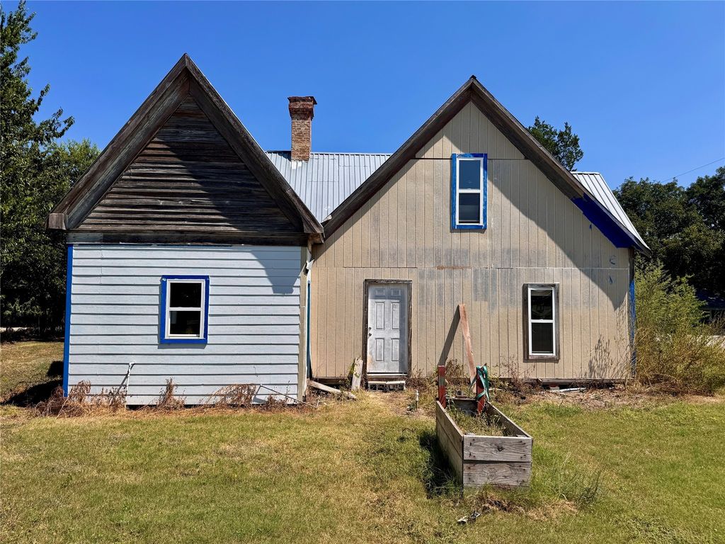 700 Avenue H, Blanket, TX 76432