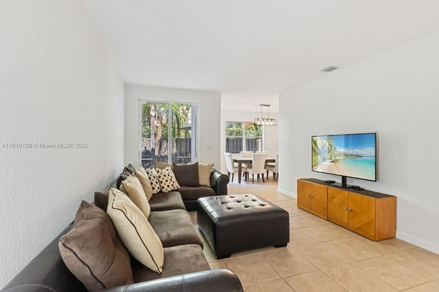 11505 NW 71st St, Doral, FL 33178