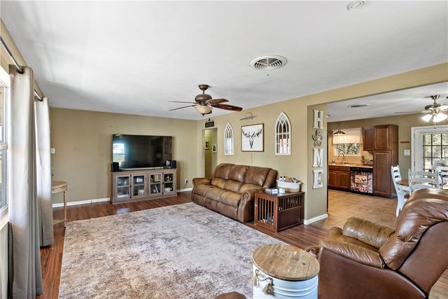 1976 Mustang Loop, Madisonville, TX 77864