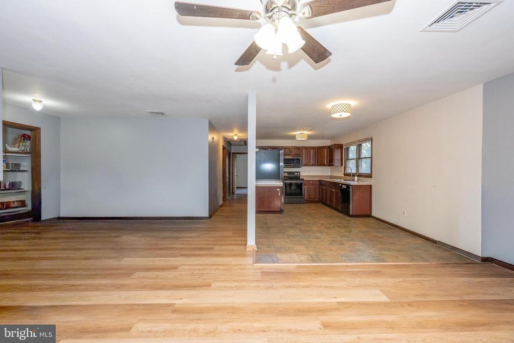 Image 5 of property listing at 29 MAIN ST, Hackettstown, NJ 07840